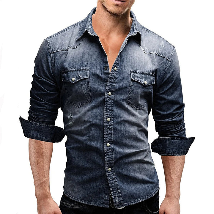  Male model wearing a modern casual shirt with a button closure on a plain background.