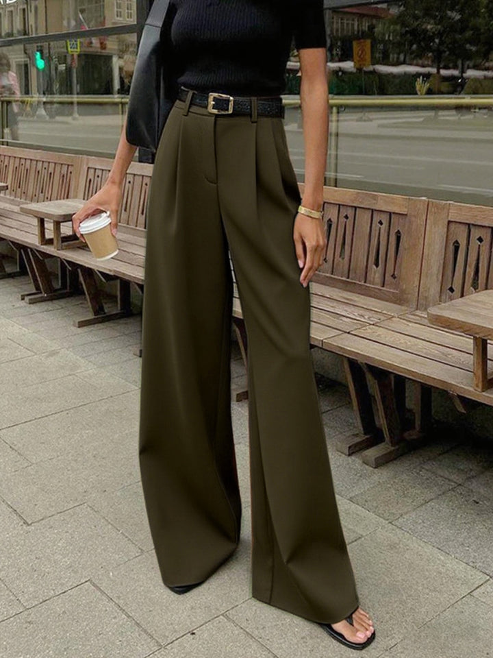 Woman wearing long pants with a relaxed daily style on a plain background.