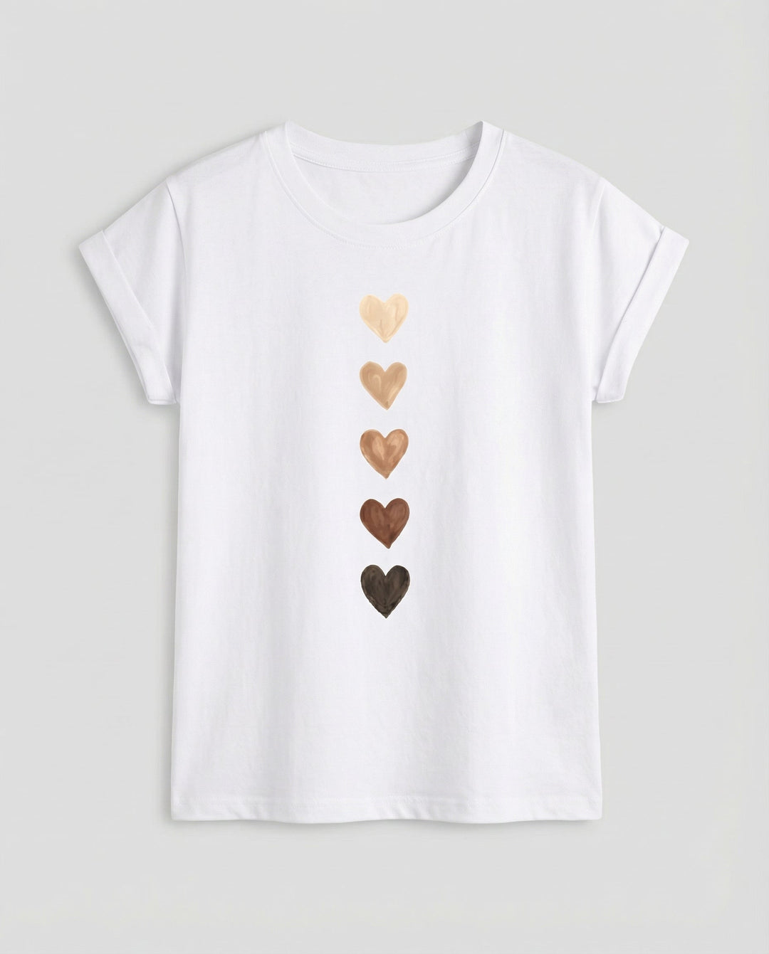 Female model in a relaxed summer T-shirt suitable for everyday wear.
