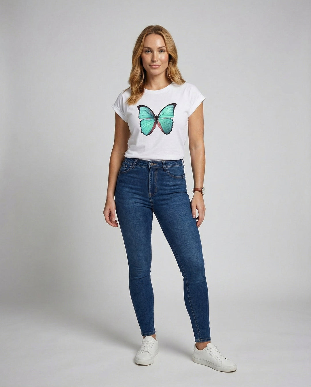 Female model wearing a breathable summer top with short sleeves and a loose fit.
