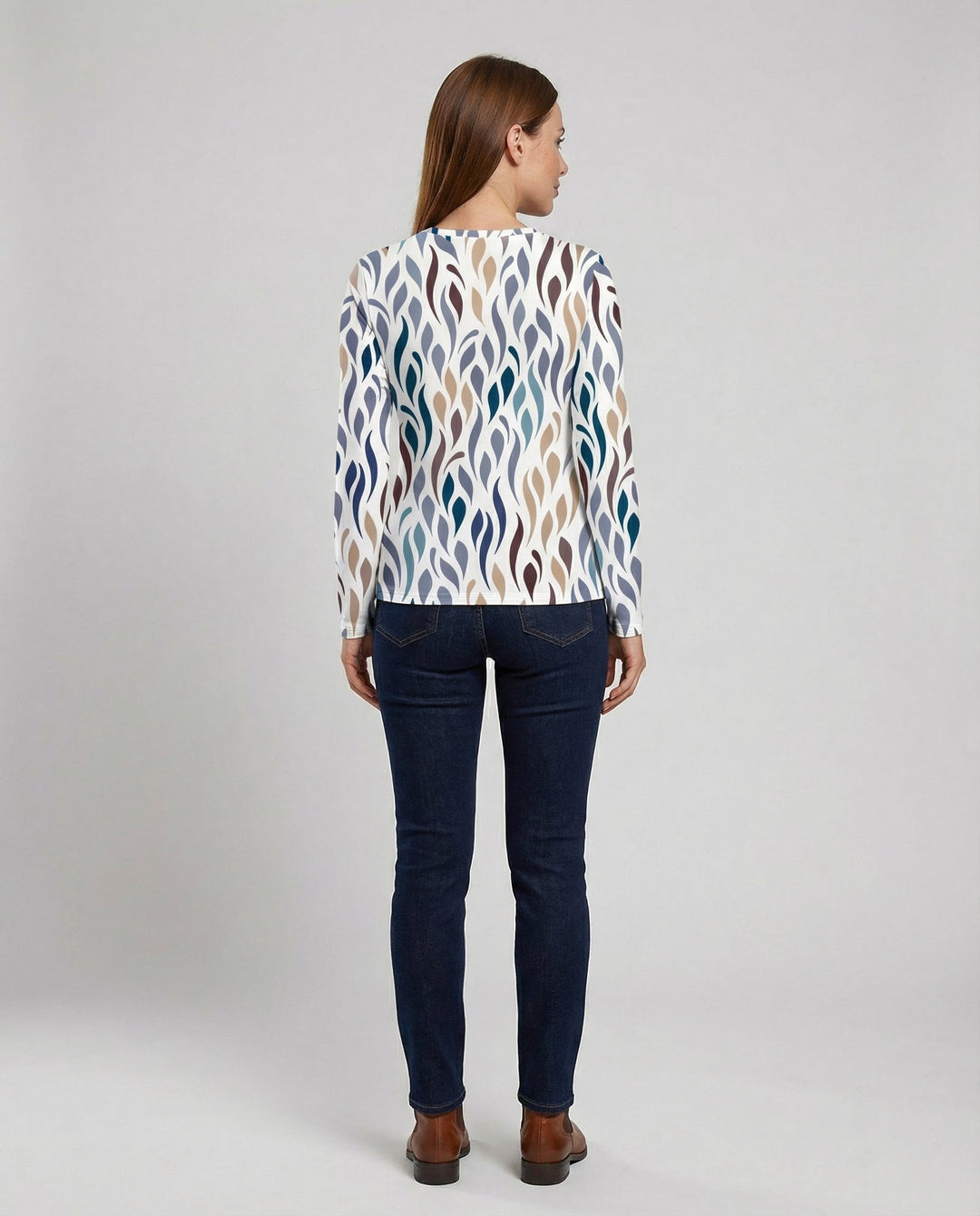Female model in a versatile everyday T-shirt with a modern design.