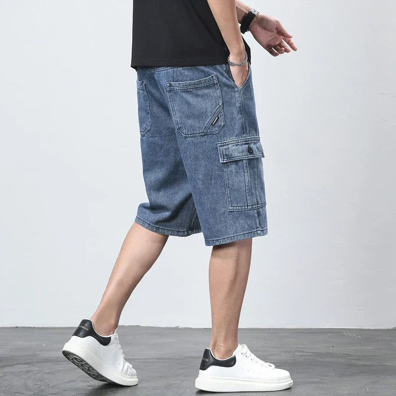  Model styling knee-length cargo shorts with side pockets on a plain background.