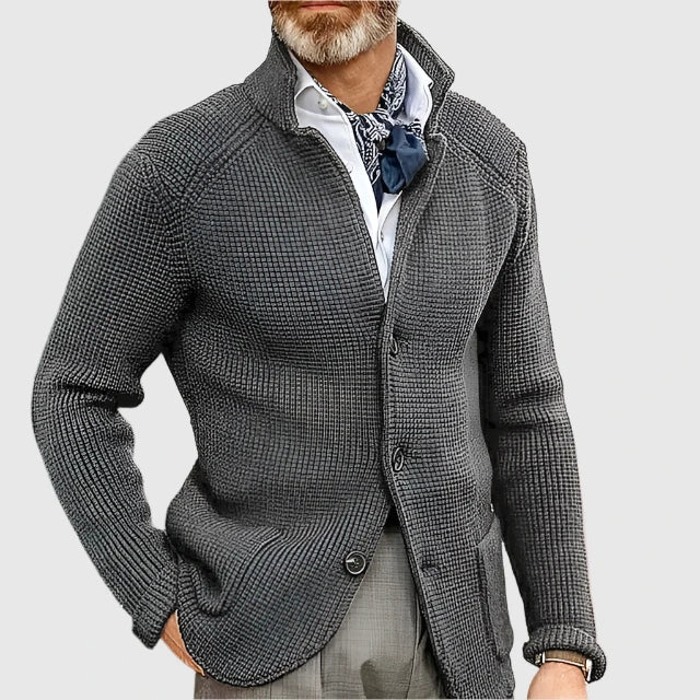  Male model showcasing a natural-toned linen suit on a plain background.