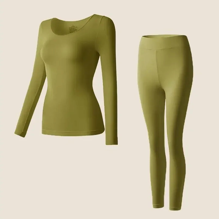 Simple thermal set with slim silhouette on a plain background.