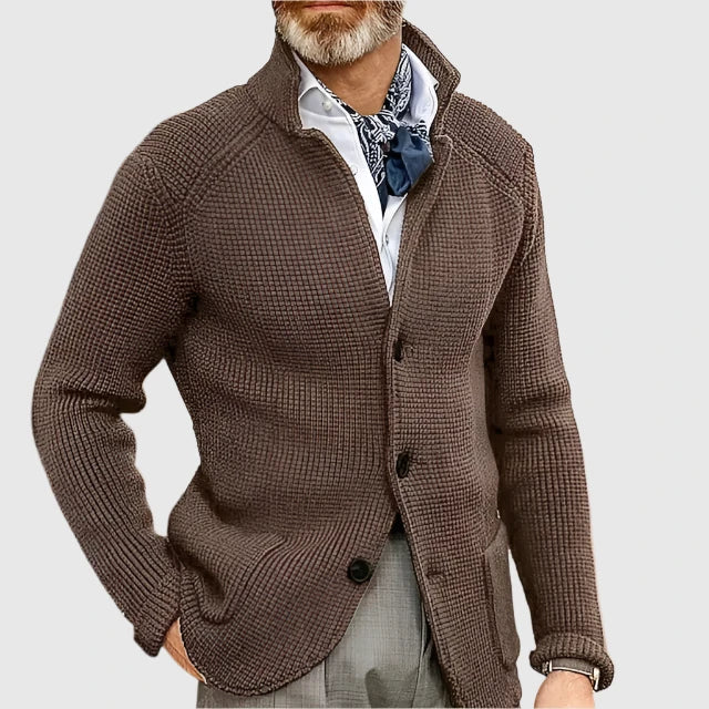 
Male model displaying a versatile summer suit with a relaxed shape on a plain background.