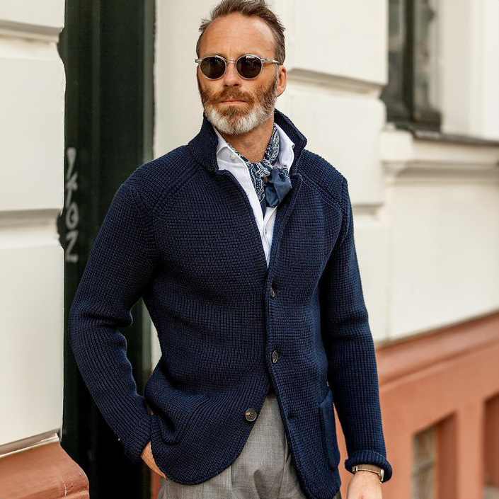  Male model wearing a natural white two-piece suit with a clean silhouette on a plain background.