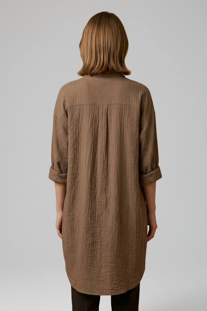 Back-facing woven top with elegant shirt-style neckline