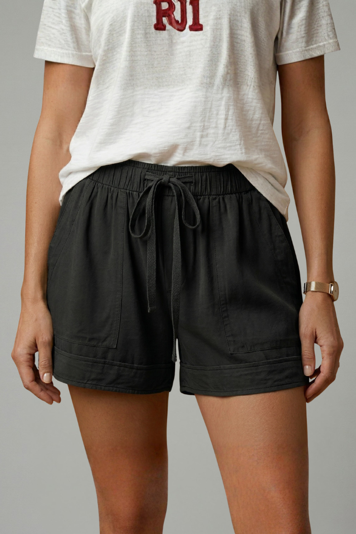 Model back angle loose fit shorts