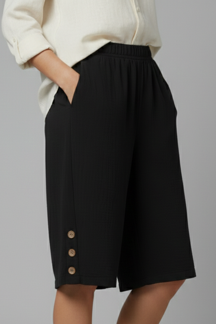Casual knee length shorts with pockets side angle