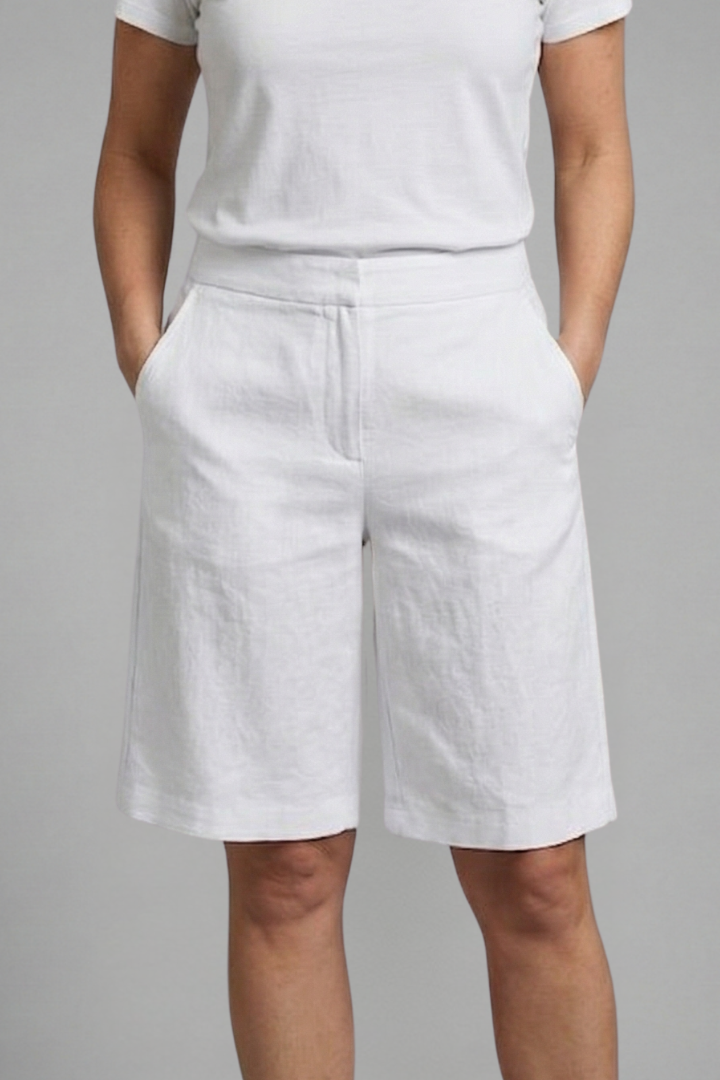 Women’s mid-rise shorts with pockets on model