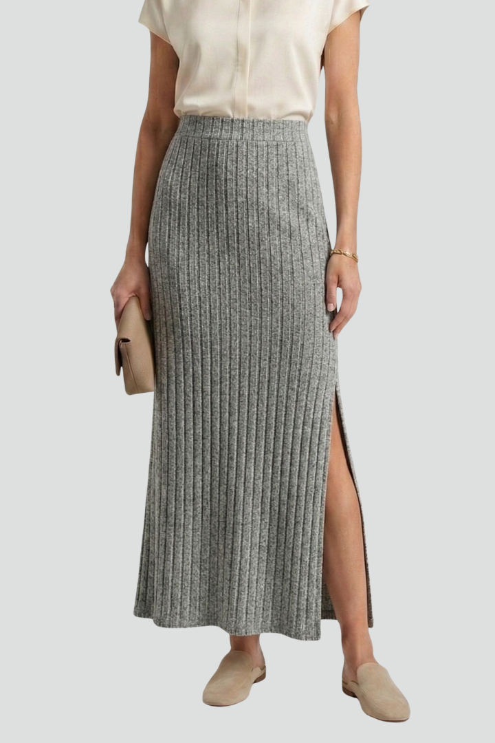 Model fashion pose in ribbed skirt 