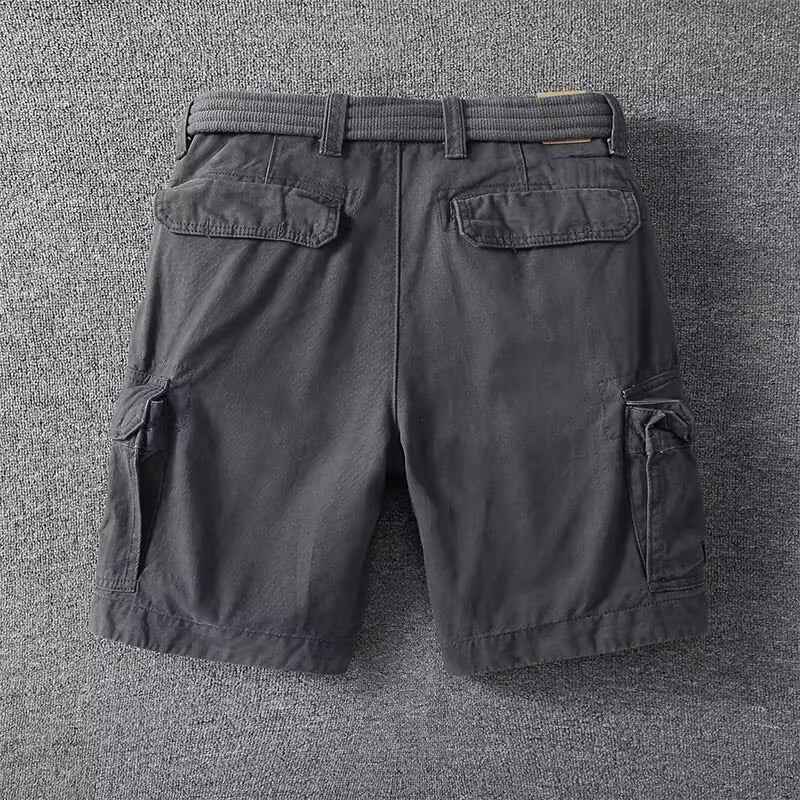  Male model wearing streetwear cargo pants on a plain background.