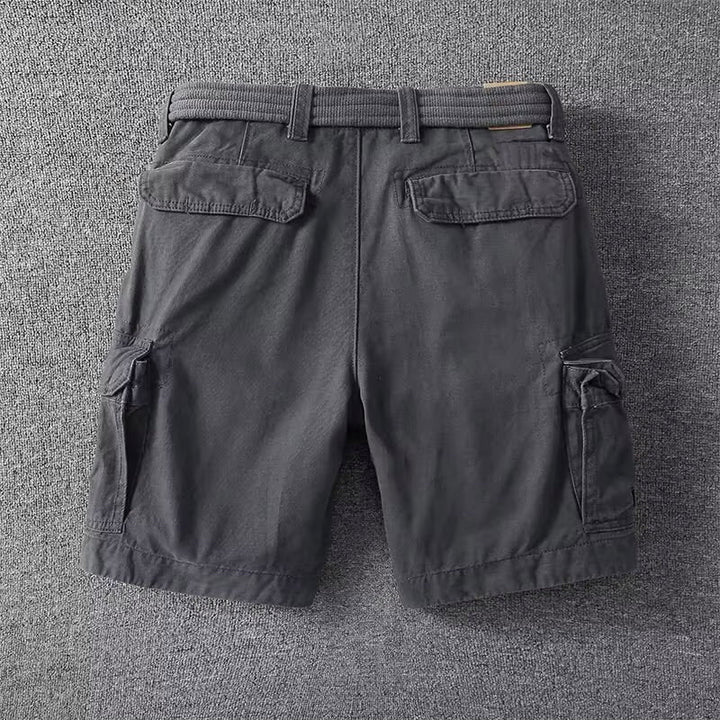  Male model wearing streetwear cargo pants on a plain background.