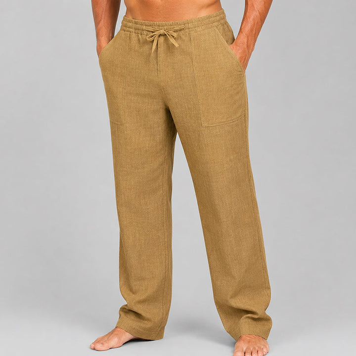  Model wearing laid-back men’s pants with a clean silhouette on a plain background.