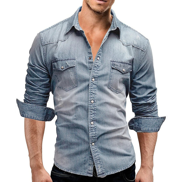 Male model wearing a casual button-up shirt with chest pockets against a plain background.
