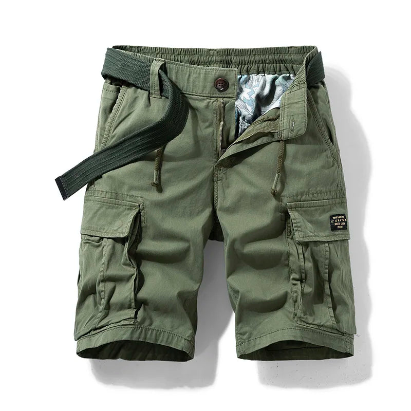 Male model in casual cargo shorts with side pockets on a plain background.
