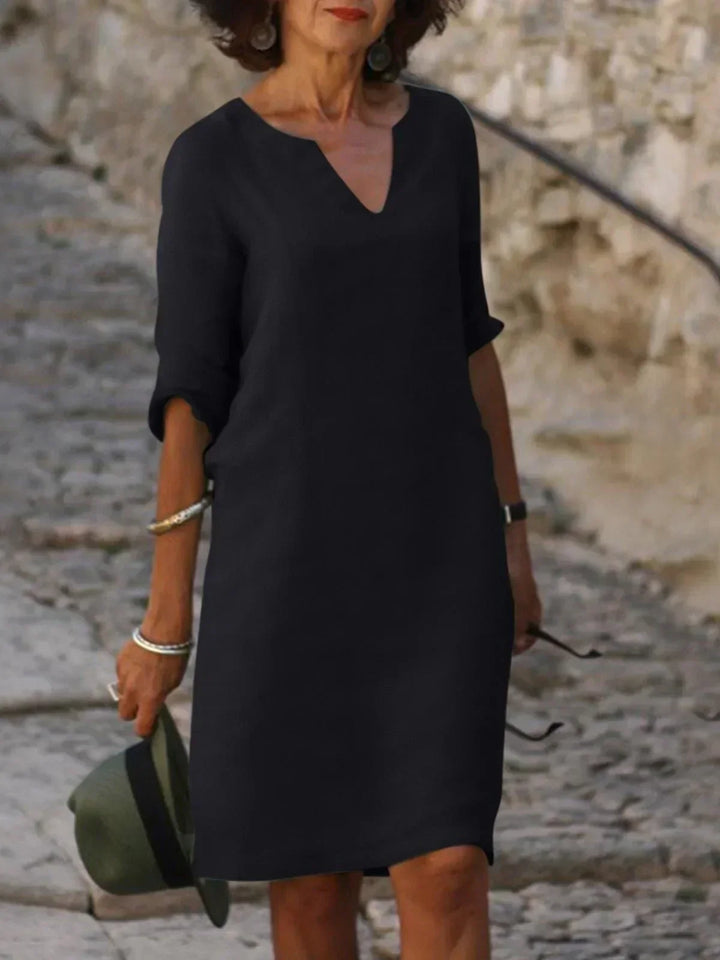 Relaxed green dress with three quarter sleeves outdoors