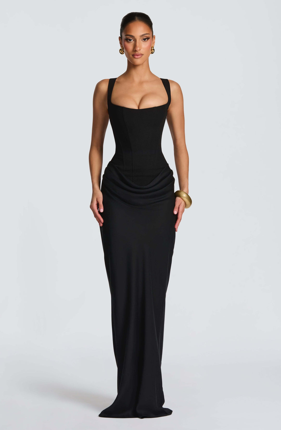Female model in a sleek evening dress with a fitted shape and maxi length.